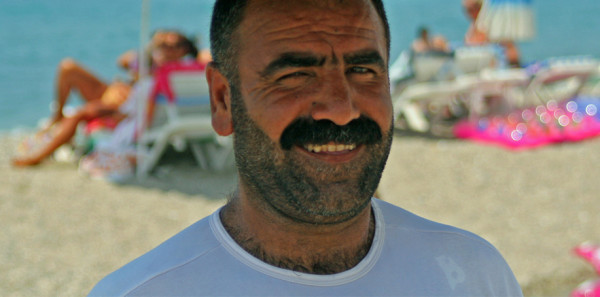 Le gros lourd à la plage