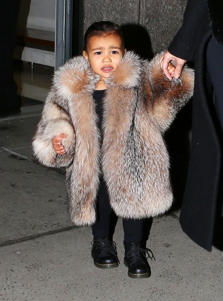 Kim Kardashian fille - north west manteau de fourrure