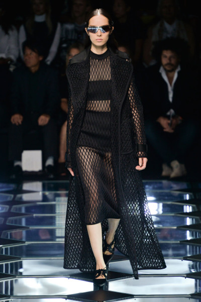 Défilé Balenciaga prêt-à-porter printemps été 2015 - matrix revival - mode résille