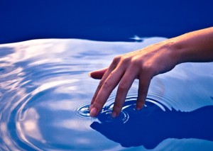 caresser l'eau - main dans l'eau - hand water - astuce détente